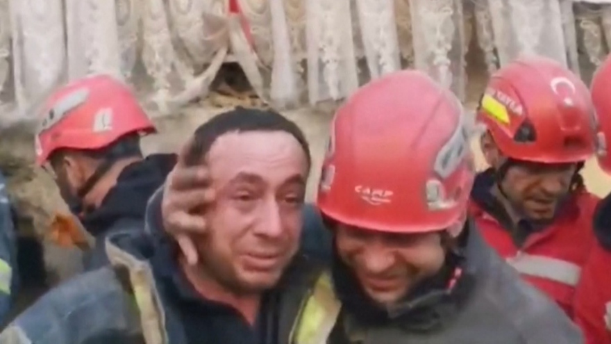 Đội cứu hộ bật khóc khi giải cứu bé trai từ đống đổ nát ở Thổ Nhĩ Kỳ